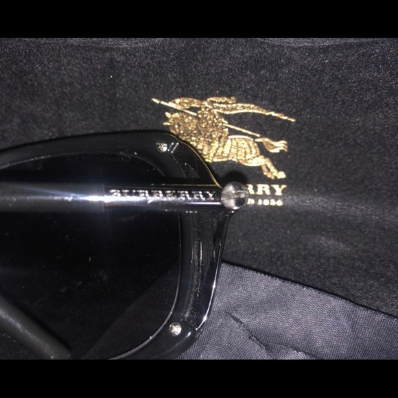 Burberry sunglasses with signature casing - Picture 3 of 4